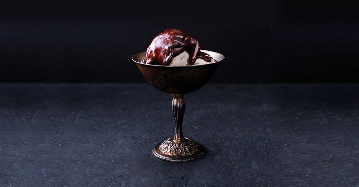 Receta de helado de ron y jengibre con salsa de chocolate y ron